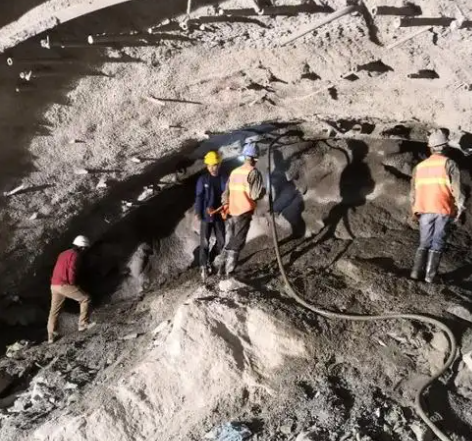 西秀拱顶带模注浆料的施工流程及注意事项